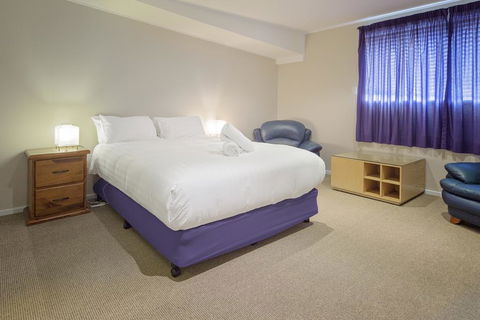 Wendaleigh 8 - Central Unit - Accommodation Main Beach 1