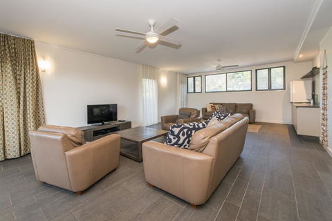 Werai - Accommodation Main Beach 2