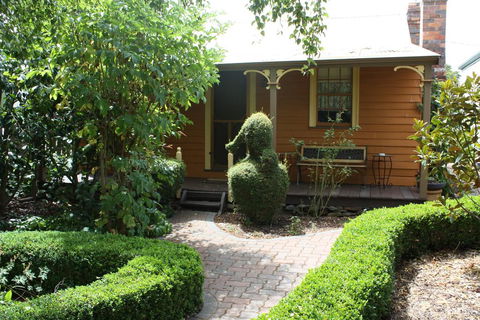 Westbury Gingerbread Cottages - Accommodation Main Beach 3