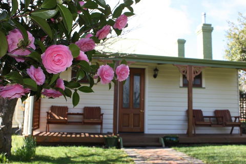 Westbury Gingerbread Cottages - Accommodation Main Beach 0