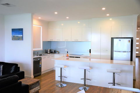 Western Breeze - Accommodation Main Beach 0