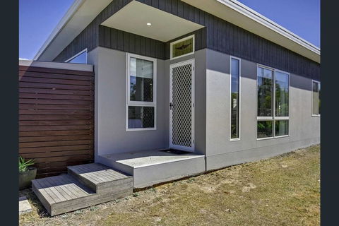 Weston Farm Seaside Stay - Accommodation Main Beach 1
