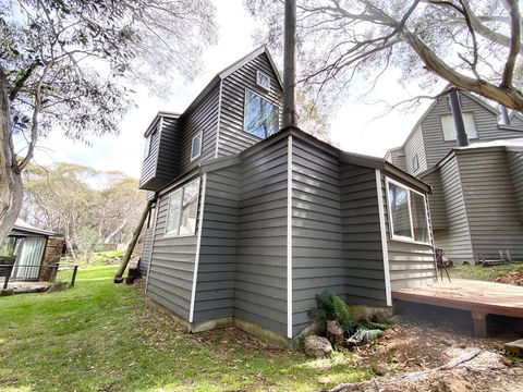 Westons - Accommodation Main Beach 2