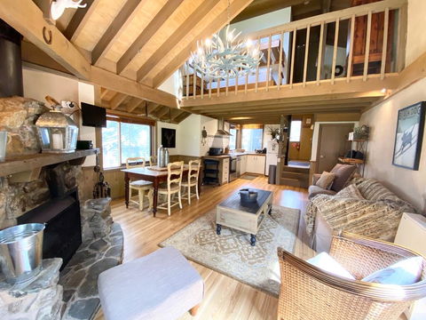 Westons - Accommodation Main Beach 0