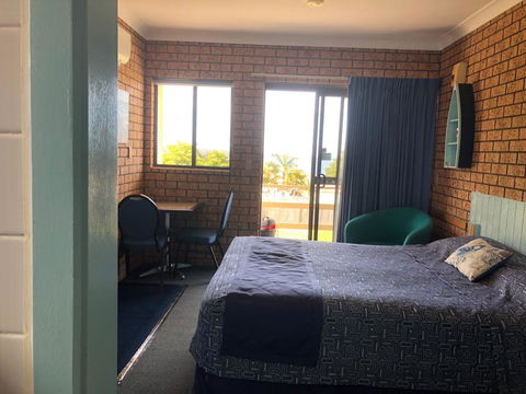 Whale Fisher Motel - Accommodation Main Beach 1