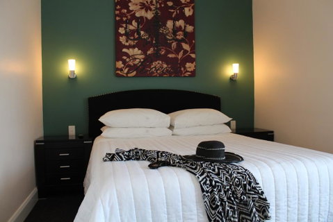 Whale Inn & Restaurant - Accommodation Main Beach 0