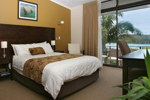 Whale Inn & Restaurant - Accommodation Main Beach 1