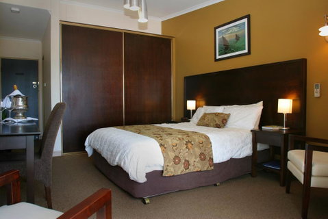 Whale Inn & Restaurant - Accommodation Main Beach 2