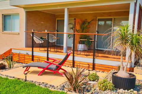 Whale Studio Apartment, 1a Ocean Street - Accommodation Main Beach 2