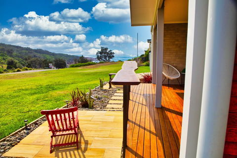 Whale Studio Apartment, 1a Ocean Street - Accommodation Main Beach 0