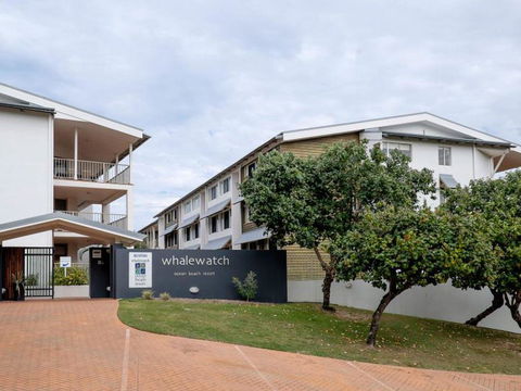 Whale Watch 40 - Accommodation Main Beach 0