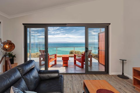 Whale Watcher 1 - Accommodation Main Beach 0