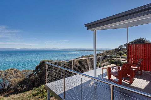 Whale Watcher 1 - Accommodation Main Beach 2