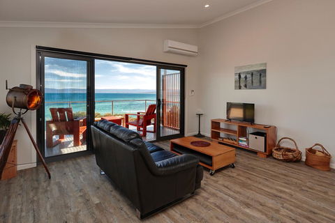 Whale Watcher 1 - Accommodation Main Beach 3
