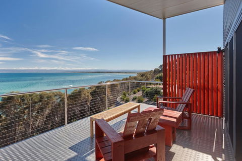 Whale Watcher 1 - Accommodation Main Beach 1