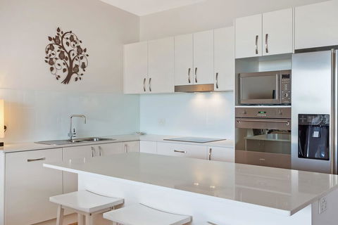 Wharf Apartment Unit 15 - Accommodation Main Beach 1