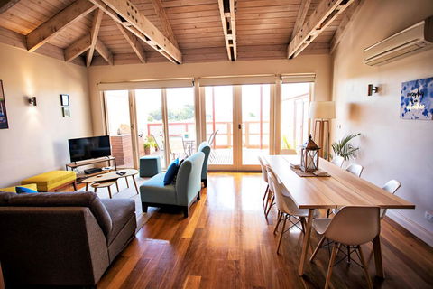 WHARF COTTAGE - Accommodation Main Beach 0