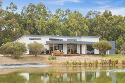 Wharfedale - Accommodation Main Beach 0