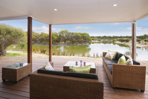 Wharfedale - Accommodation Main Beach 2