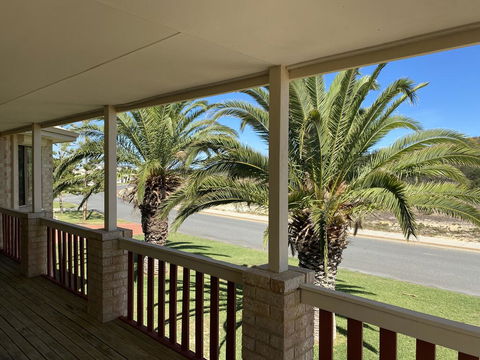 Whispering Palms - Accommodation Main Beach 1