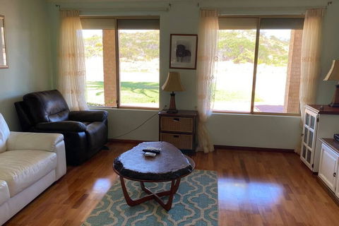 Whispering Palms - Accommodation Main Beach 3