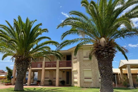 Whispering Palms - Accommodation Main Beach 0