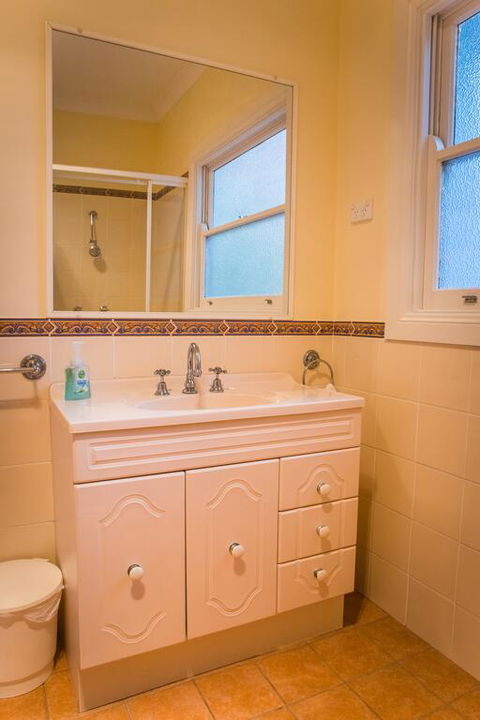 Whispering Pines Cottages - Accommodation Main Beach 3