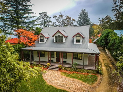 Whispering Pines Cottages - Accommodation Main Beach 0