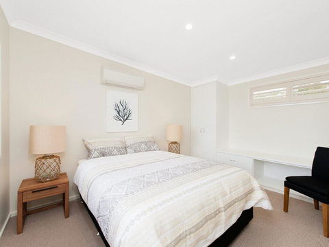 Whispering Sands', 10 Sandy Point Road - Luxury Waterfront Home With Aircon, WIFI & Foxtel - Accommodation Main Beach 3