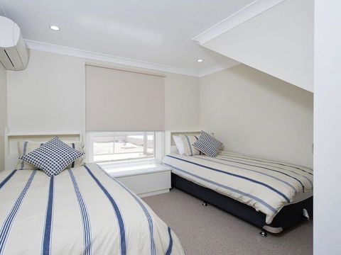 Whispering Sands', 10 Sandy Point Road - Luxury Waterfront Home With Aircon, WIFI & Foxtel - Accommodation Main Beach 2