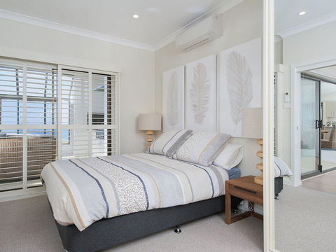 Whispering Sands', 10 Sandy Point Road - Luxury Waterfront Home With Aircon, WIFI & Foxtel - Accommodation Main Beach 1