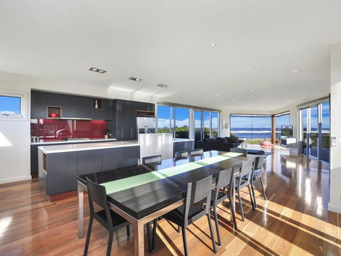Whispers - Accommodation Main Beach 0