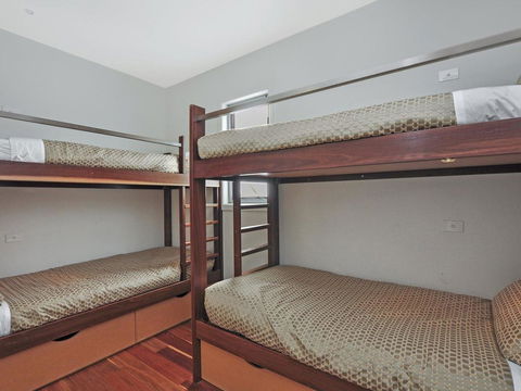 Whispers - Accommodation Main Beach 1