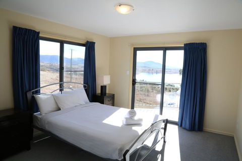 Whistler 4 - Accommodation Main Beach 2