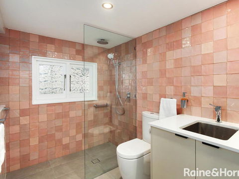 White Beach Studio - 42a Ash Street - Accommodation Main Beach 2