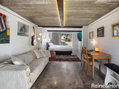 White Beach Studio - 42a Ash Street - Accommodation Main Beach 0