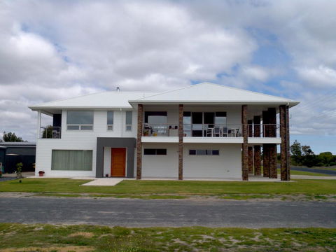 White Caps B&B Apartment - Accommodation Main Beach 1