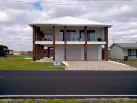 White Caps B&B Apartment - Accommodation Main Beach 0