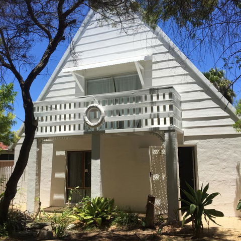 White Cottage - Accommodation Main Beach 3