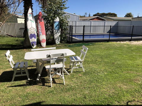 White Cottage - Accommodation Main Beach 2