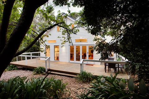 White Cottage - Accommodation Main Beach 3
