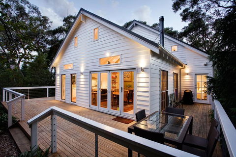 White Cottage - Accommodation Main Beach 1