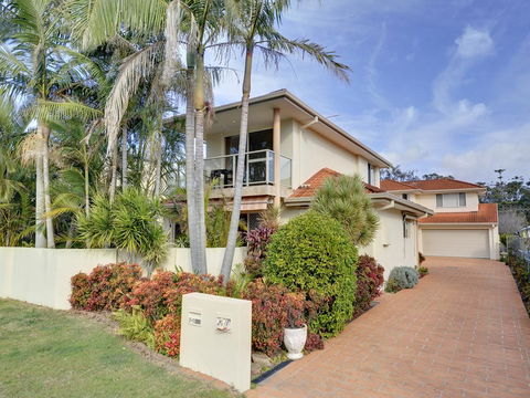 White Horses, 7A Achilles Street - Accommodation Main Beach 0