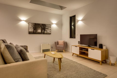 White Room Apartments - Accommodation Main Beach 2