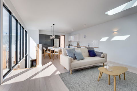 White Room Apartments - Accommodation Main Beach 0