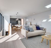 White Room Apartments - Accommodation Main Beach