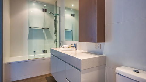 White Shells Luxury Apartments - Accommodation Main Beach 1