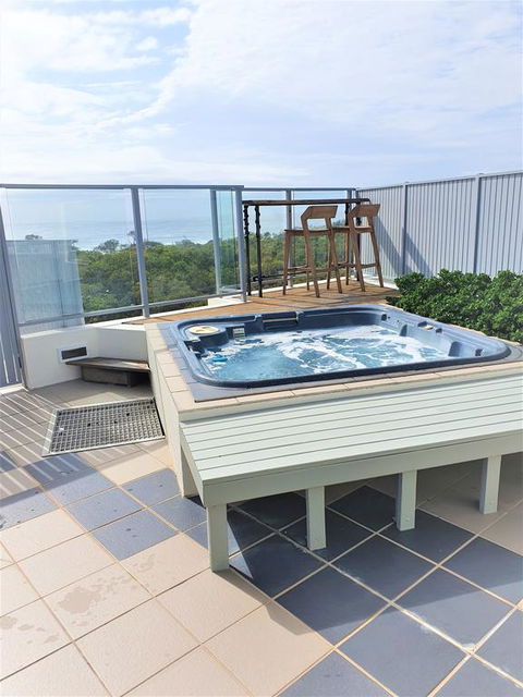White Shells Luxury Apartments - Accommodation Main Beach 3