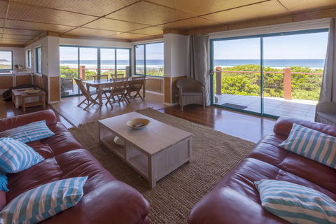 White Waves On The Beach - Accommodation Main Beach 3