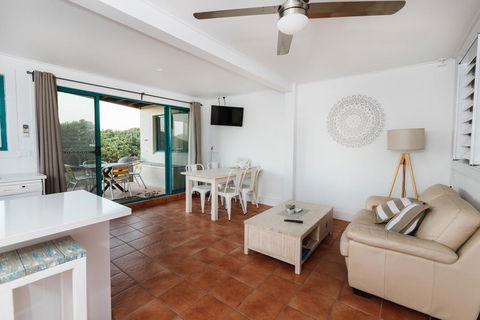White Waves On The Beach - Accommodation Main Beach 1